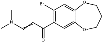 (2E)-1-(8-ブロモ-3,4-ジヒドロ-2H-1,5-ベンゾジオキセピン-7-イル)-3-(ジメチルアミノ)プロプ-2-エン-1-オン 化学構造式
