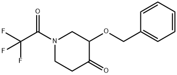 3-(benzyloxy)-1-(2,2,2-trifluoroacetyl)piperidin-4-one Struktur