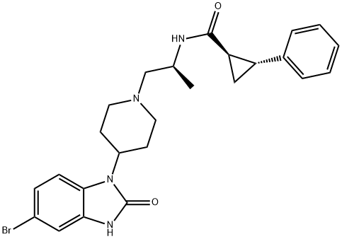 (1R,2R)-N-[(S)-2-[4-(5-ブロモ-2-オキソ-2,3-ジヒドロ-1H-ベンゾイミダゾール-1-イル)ピペリジン-1-イル]-1-メチルエチル]-2-フェニルシクロプロパン-1-カルボアミド 化学構造式