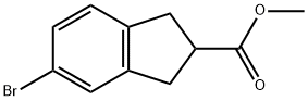 Methyl 5-broMo-2,3-dihydro-1H-indene-2-carboxylate 化学構造式