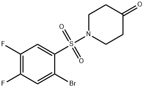 1-((2-broMo-4,5-difluorophenyl)sulfonyl)piperidin-4-one Struktur