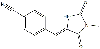 4-[(Z)-(1-methyl-2,5-dioxoimidazolidin-4-ylidene)methyl]benzonitrile 化学構造式