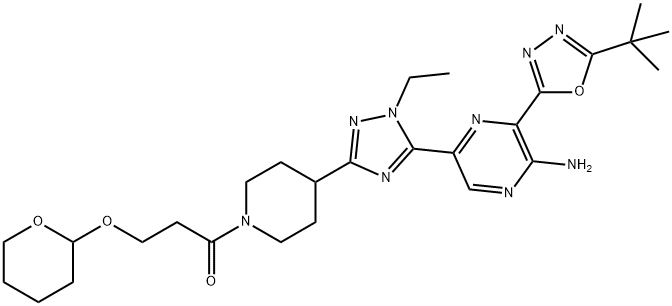 1-(4-(5-(5-amino-6-(5-tert-butyl-1,3,4-oxadiazol-2-yl)pyrazin-2-yl)-1-ethyl-1H-1,2,4-triazol-3-yl)piperidin-1-yl)-3-(tetrahydro-2H-pyran-2-yloxy)propan-1-one Struktur
