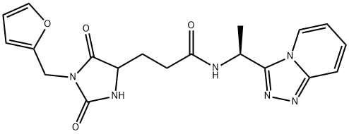 3-[1-(furan-2-ylmethyl)-2,5-dioxoimidazolidin-4-yl]-N-[(1S)-1-([1,2,4]triazolo[4,3-a]pyridin-3-yl)ethyl]propanamide 化学構造式