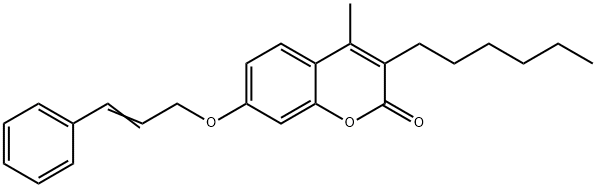 3-hexyl-4-methyl-7-[(E)-3-phenylprop-2-enoxy]chromen-2-one 化学構造式