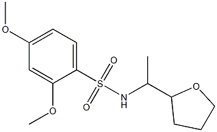 2,4-dimethoxy-N-[1-(oxolan-2-yl)ethyl]benzenesulfonamide Struktur