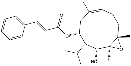 3-フェニルプロペン酸(1S,2R,3S,4R,6E,10S)-2-ヒドロキシ-6,10-ジメチル-3-(1-メチルエチル)-11-オキサビシクロ[8.1.0]ウンデカ-6-エン-4-イル 化学構造式