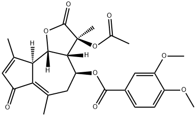 3,4-ジメトキシ安息香酸[[(3S)-3β-(アセチルオキシ)-2,3,3aβ,4,5,7,9aα,9bβ-オクタヒドロ-3,6,9-トリメチル-2,7-ジオキソアズレノ[4,5-b]フラン]-4β-イル] 化学構造式