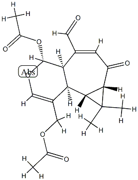 (4R)-4-Acetoxy-1-acetoxymethyl-4aα,7,7aβ,8,8aβ,8bα-hexahydro-8,8-dimethyl-7-oxo-4H-cyclopropa[3,4]cyclohepta[1,2-c]pyran-5-carbaldehyde Struktur