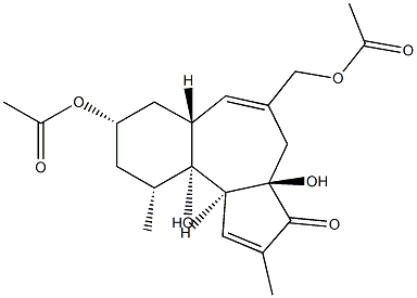(3aR)-8β-アセチルオキシ-5-(アセチルオキシ)メチル-4,6aα,7,8,9,10,10a,10bβ-オクタヒドロ-3aα,10aβ-ジヒドロキシ-2,10β-ジメチルベンゾ[e]アズレン-3(3aH)-オン 化学構造式