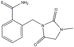 2-[(3-methyl-2,5-dioxoimidazolidin-1-yl)methyl]benzene-1-carbothioamide 化学構造式