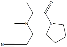 3-{methyl[1-oxo-1-(pyrrolidin-1-yl)propan-2-yl]amino}propanenitrile Struktur
