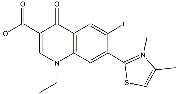 1,4-ジヒドロ-1-エチル-4-オキソ-6-フルオロ-7-[(3,4-ジメチルチアゾール-3-イウム)-2-イル]キノリン-3-カルボン酸 化学構造式