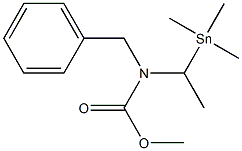 N-ベンジル-N-[1-(トリメチルスタンニル)エチル]カルバミン酸メチル 化学構造式