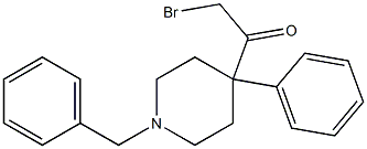 1-(1-benzyl-4-phenyl-4-piperidyl)-2-bromoethan-1-one Struktur