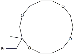 2-ブロモメチル-2-メチル-1,4,8,11-テトラオキサシクロテトラデカン 化学構造式
