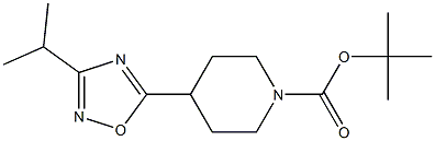 4-(3-Isopropyl-[1,2,4]oxadiazol-5-yl)piperidine-1-carboxylic acid tert-butyl ester 结构式