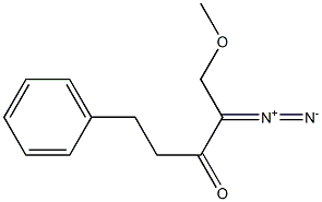 2-Diazo-1-methoxy-5-phenyl-3-pentanone Struktur