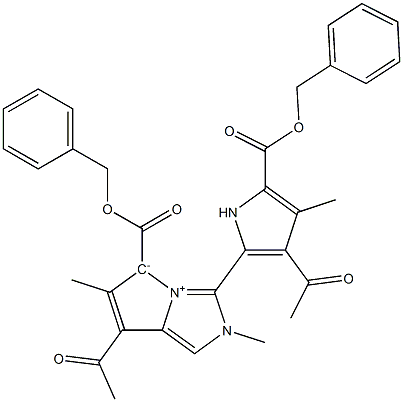[2-Methyl-3-[3-acetyl-5-[(benzyloxy)carbonyl]-4-methyl-1H-pyrrol-2-yl]-6-methyl-7-acetyl-2H-pyrrolo[1,2-c]imidazol-4-ium]-5-ide-5-carboxylic acid benzyl ester 结构式