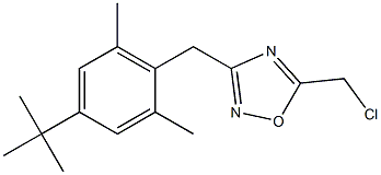 3-[(4-tert-butyl-2,6-dimethylphenyl)methyl]-5-(chloromethyl)-1,2,4-oxadiazole 化学構造式