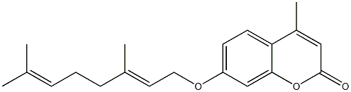 4-メチル-7-[[(2E)-3,7-ジメチル-2,6-オクタジエニル]オキシ]-2H-1-ベンゾピラン-2-オン 化学構造式