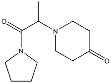 1-[1-oxo-1-(pyrrolidin-1-yl)propan-2-yl]piperidin-4-one Struktur