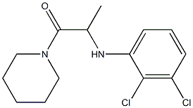 2-[(2,3-dichlorophenyl)amino]-1-(piperidin-1-yl)propan-1-one Struktur
