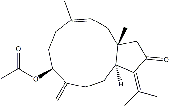 (3aR,5E,9S,12aS)-3a,6-ジメチル-10-メチレン-9-(アセチルオキシ)-1-(1-メチルエチリデン)-3,3a,4,7,8,9,10,11,12,12a-デカヒドロシクロペンタシクロウンデセン-2(1H)-オン 化学構造式