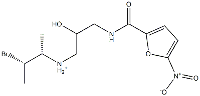 N-[(1S,2S)-2-ブロモ-1-メチルプロピル]-2-ヒドロキシ-3-(5-ニトロ-2-フラニルカルボニルアミノ)プロパン-1-アミニウム 化学構造式