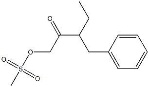 3-ベンジル-1-メシルオキシ-2-ペンタノン 化学構造式