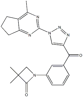 3,3-dimethyl-1-(3-{[1-(4-methyl-6,7-dihydro-5H-cyclopenta[d]pyrimidin-2-yl)-1H-1,2,3-triazol-4-yl]carbonyl}phenyl)-2-azetanone Struktur