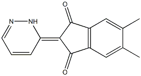5,6-ジメチル-2-[ピリダジン-3(2H)-イリデン]インダン-1,3-ジオン 化学構造式