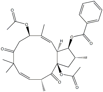 (2R,3S,3aS,4E,6R,10E,12R,13aR)-6,13a-Bis(acetyloxy)-3-(benzoyloxy)-3,3a,7,9,12,13a-hexahydro-2,5,9,9,12-pentamethyl-1H-cyclopentacyclododecene-8,13(2H,6H)-dione 结构式