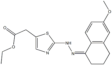 ethyl 2-{2-[2-(6-methoxy-1,2,3,4-tetrahydronaphthalen-1-yliden)hydrazino]-1,3-thiazol-5-yl}acetate Struktur