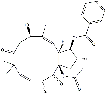 (2R,3S,3aS,4E,6R,10E,12R,13aR)-13a-(アセチルオキシ)-3-(ベンゾイルオキシ)-3,3a,7,9,12,13a-ヘキサヒドロ-6-ヒドロキシ-2,5,9,9,12-ペンタメチル-1H-シクロペンタシクロドデセン-8,13(2H,6H)-ジオン 化学構造式