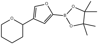 4-(Oxan-2-yl)furan-2-boronic acid pinacol ester Struktur