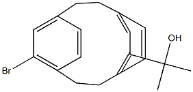 2-[12-bromotricyclo[8.2.2.2~4,7~]hexadeca-1(12),4,6,10,13,15-hexaen-5-yl]-2-propanol 化学構造式