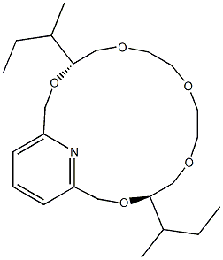 (4R,14R)-4,14-ビス(1-メチルプロピル)-3,6,9,12,15-ペンタオキサ-21-アザビシクロ[15.3.1]ヘニコサ-1(21),17,19-トリエン 化学構造式