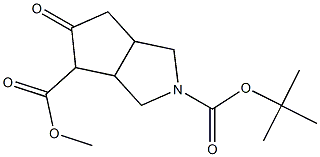 5-Oxo-hexahydro-cyclopenta[c]pyrrole-2,4-dicarboxylic acid 2-tert-butyl ester 4-methyl ester 化学構造式