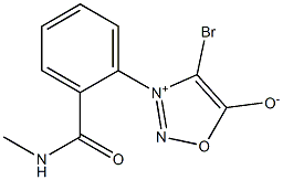 4-ブロモ-3-[2-メチルアミノカルボニルフェニル]-1,2,3-オキサジアゾール-3-イウム-5-オラート 化学構造式