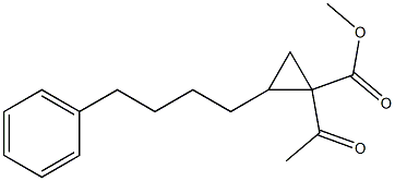 1-アセチル-2-(4-フェニルブチル)-1-シクロプロパンカルボン酸メチル 化学構造式
