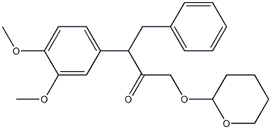 3-(3,4-ジメトキシフェニル)-4-フェニル-1-(テトラヒドロ-2H-ピラン-2-イルオキシ)-2-ブタノン 化学構造式