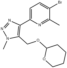 Pyridine, 3-bromo-2-methyl-6-[1-methyl-5-[[(tetrahydro-2H-pyran-2-yl)oxy]methyl]-1H-1,2,3-triazol-4-yl]- Struktur