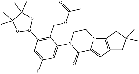 2-(7,7-dimethyl-4-oxo-1,2,6,8-tetrahydrocyclopenta[3,4]pyrrolo[3,5-b]pyrazin-3-yl)-4-fluoro-6-(4,4,5,5-tetramethyl-1,3,2-dioxaborolan-2-yl)phenyl]methyl acetate Struktur