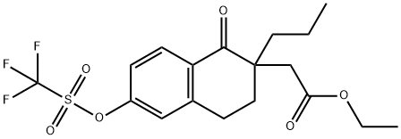 Ethyl 2-(1-oxo-2-propyl-6-(((trifluoromethyl)sulfonyl)oxy)-1,2,3,4-tetrahydronaphthalen-2-yl)acetate Struktur