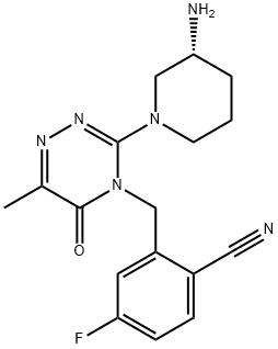 Benzonitrile, 2-[[3-[(3R)-3-amino-1-piperidinyl]-6-methyl-5-oxo-1,2,4-triazin-4(5H)-yl]methyl]-4-fluoro- Struktur