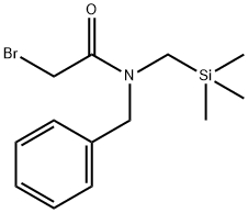 N-(トリメチルシリルメチル)-N-ベンジル-2-ブロモアセトアミド 化学構造式