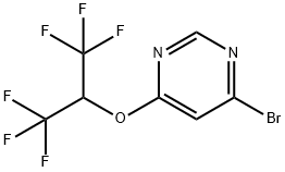 4-Bromo-6-[2,2,2-trifluoro-1-(trifluoromethyl)ethoxy]pyrimidine 化学構造式