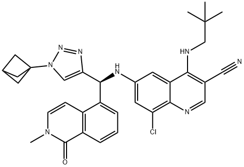 3-Quinolinecarbonitrile, 6-[[(S)-(1-bicyclo[1.1.1]pent-1-yl-1H-1,2,3-triazol-4-yl)(1,2-dihydro-2-methyl-1-oxo-5-isoquinolinyl)methyl]amino]-8-chloro-4-[(2,2-dimethylpropyl)amino]- Struktur