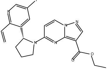 Pyrazolo[1,5-a]pyrimidine-3-carboxylic acid, 5-[(2R)-2-(2-ethenyl-5-fluoro-3-pyridinyl)-1-pyrrolidinyl]-, ethyl ester|ETHYL (R)-5-(2-(5-FLUORO-2-VINYLPYRIDIN-3-YL)PYRROLIDIN-1-YL)PYRAZOLO[1,5-A]PYRIMIDINE-3-CARBOXYLATE